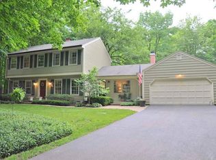 2S925 Shagbark Dr, Batavia, IL 60510