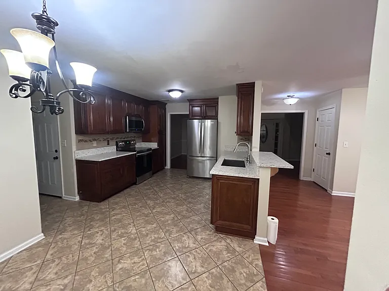 325 London Ln — Photo 6
