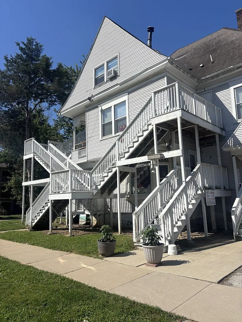 702 W Green St — Photo 4