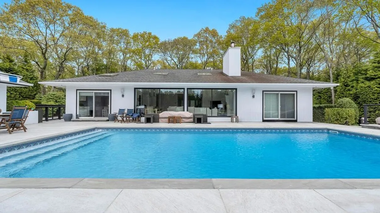 Beautiful East Quogue Retreat With Pool & Private Tennis Court — Photo 2