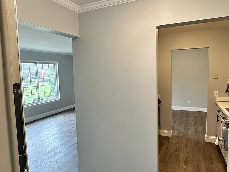 653 E Fox Hills Dr — Photo 7