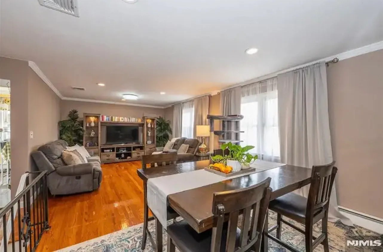 3 bed, 1300 sqft, $3,300 — Photo 1