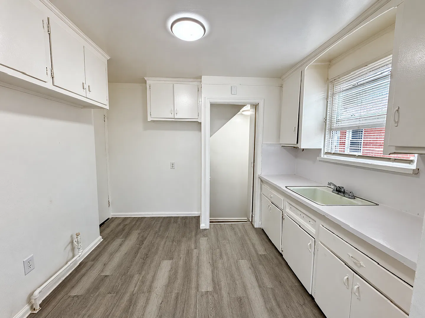 3 bed, 1.0 bath, 950 sqft, $1,300 — Photo 4