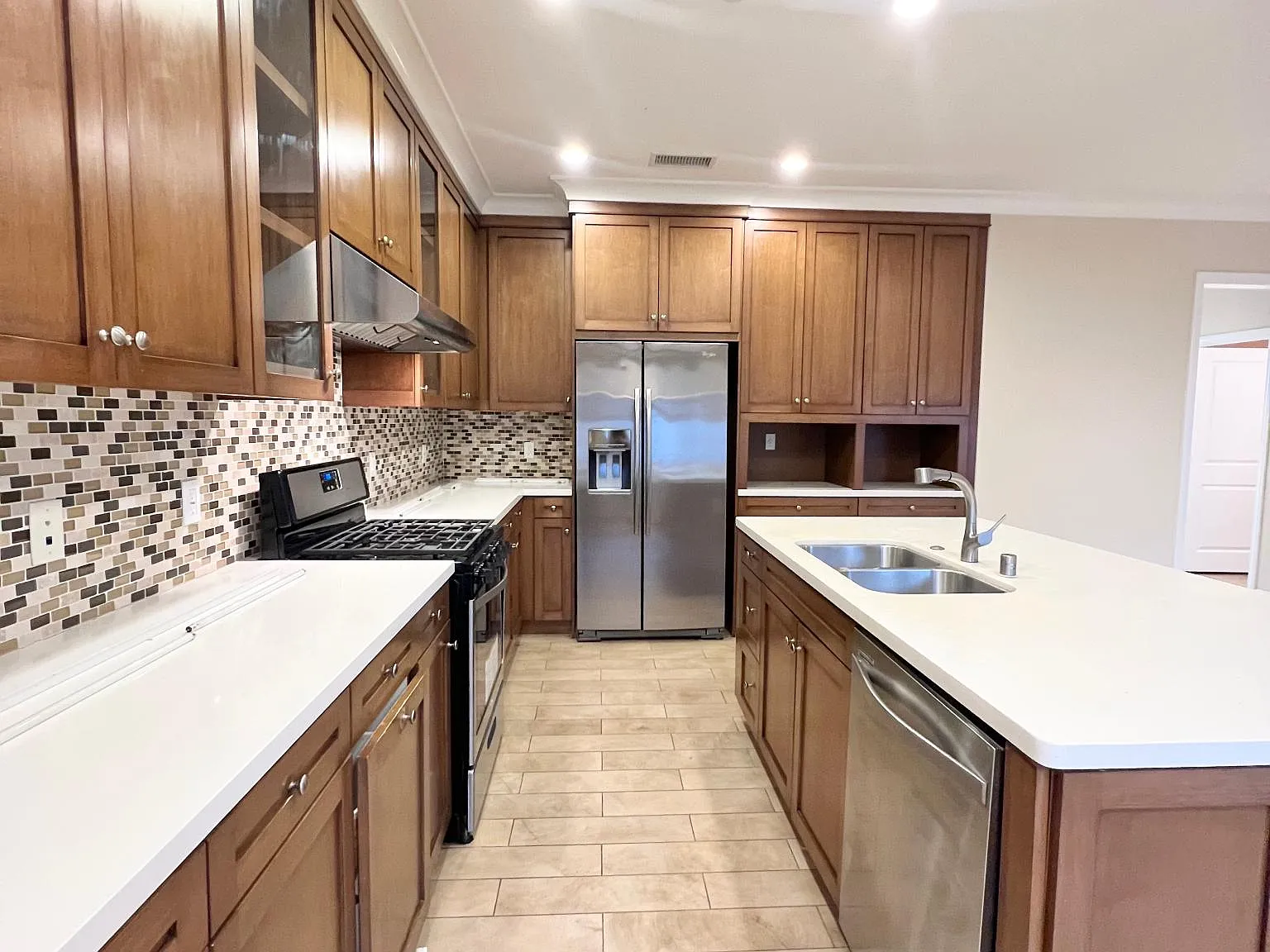 3 bed, 2.5 bath, 1654 sqft, $4,900 — Photo 3