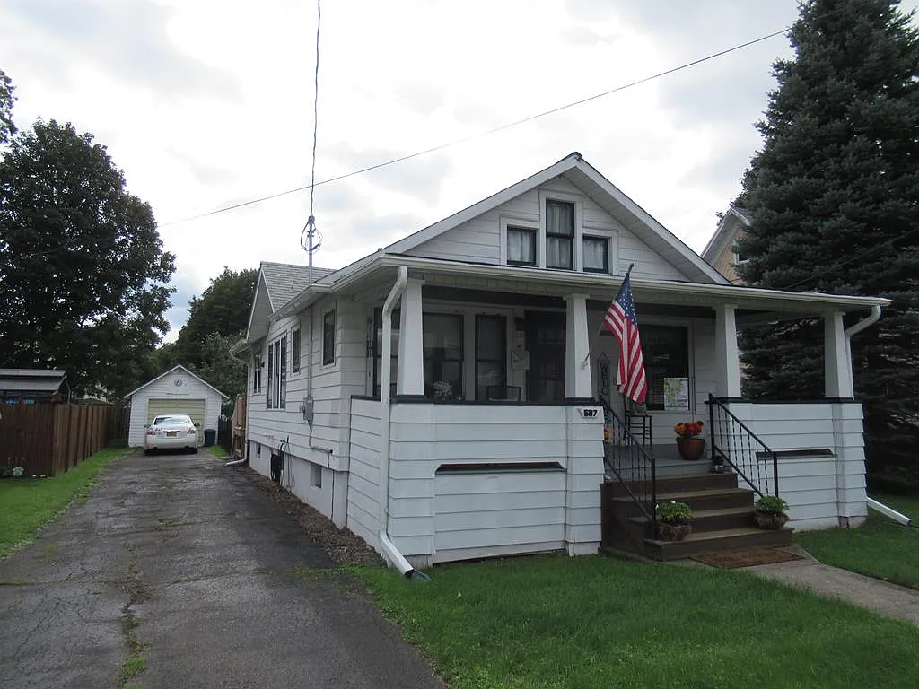 587 Thompson St photo 1