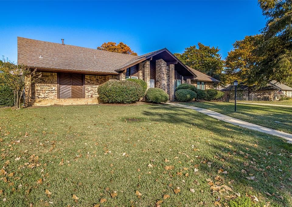1st image of 2209 Hollyhill Ln