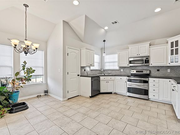 5th image of 14608 S Oak Ct
