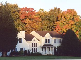 8 Hedge Meadow Ln, Newtown, CT 06470