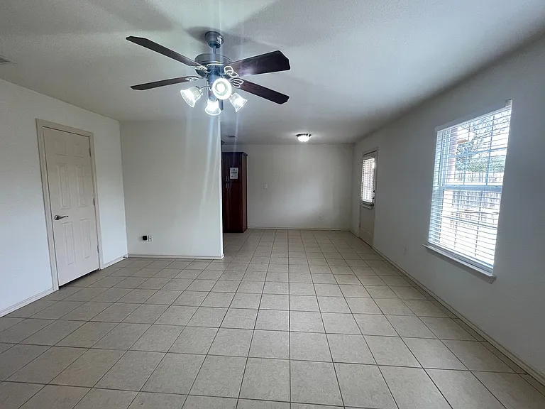 909 Parkplace Rdg — Photo 4