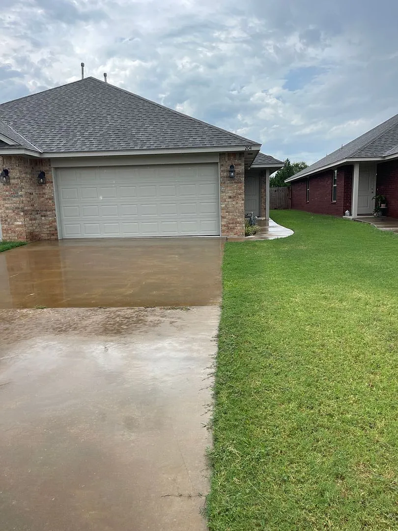 3 bedroom, 2 bathroom, 2 car garage — Photo 1