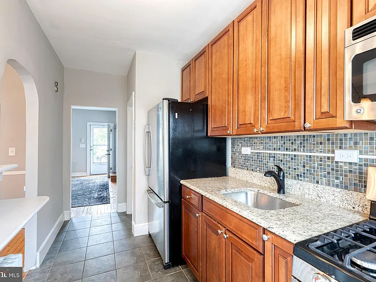 1011 W 42nd St — Photo 5
