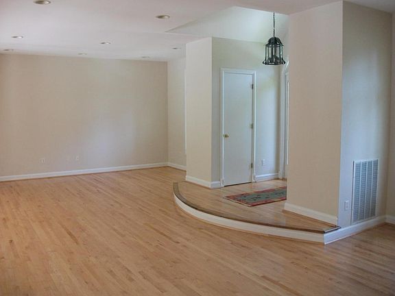 5th image of 15 Oxford Cir