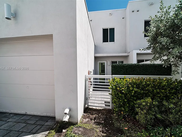 10447 NW 66th St — Photo 31