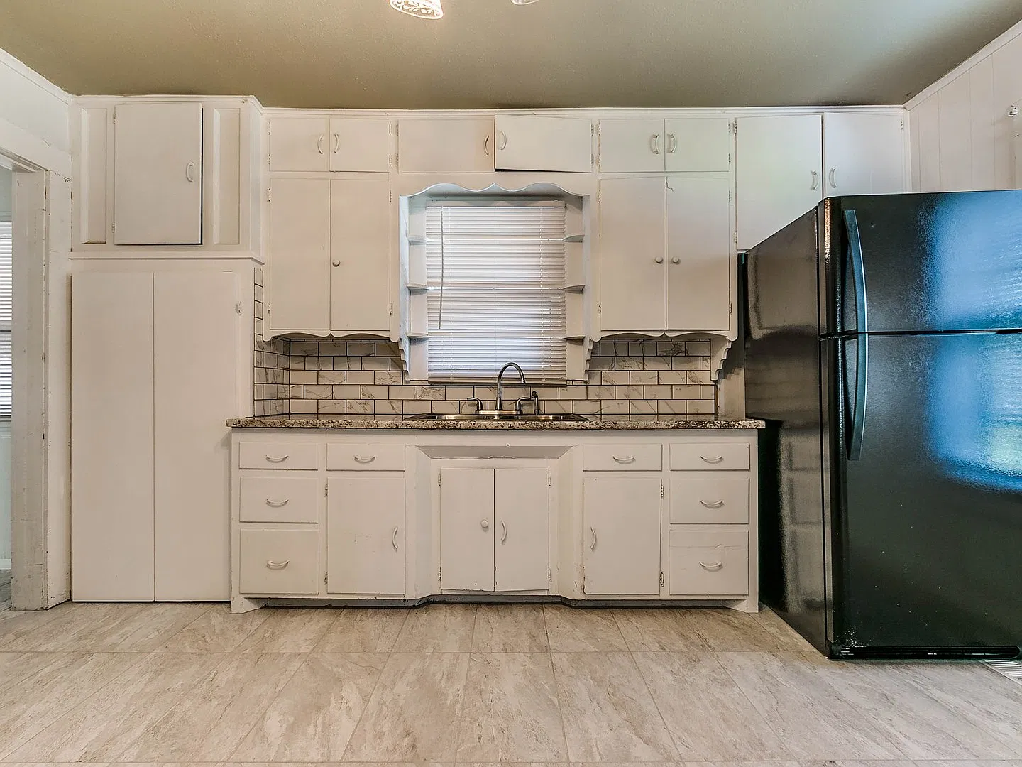 1 Bedroom Home w/appx 1200 SqFt of Workshop Space — Photo 3