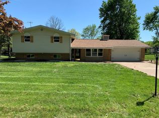 8424 Hilltop Dr, Troy, IL 62294
