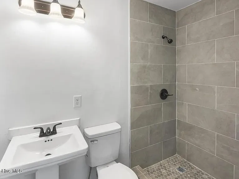 106 E Walker St — Photo 11