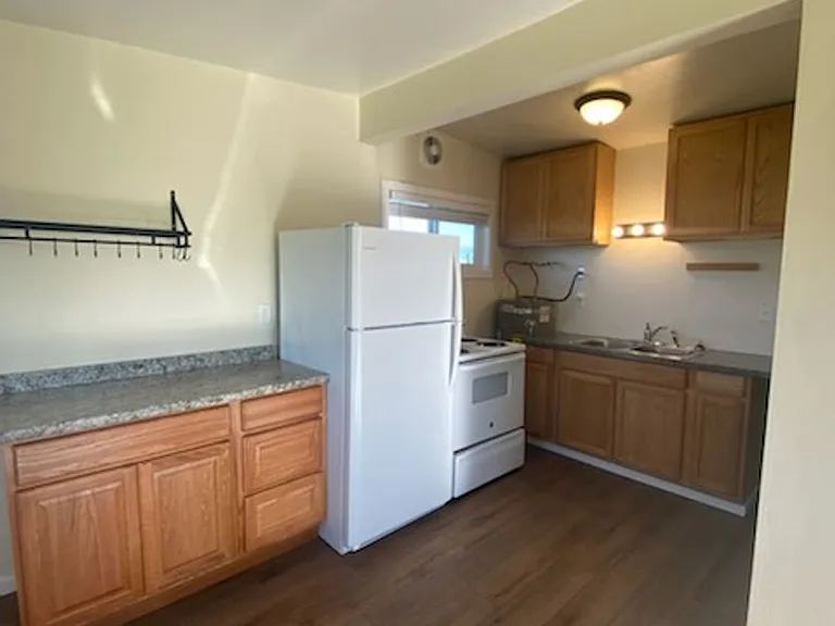 83650 N Pacific Hwy #4 — Photo 3