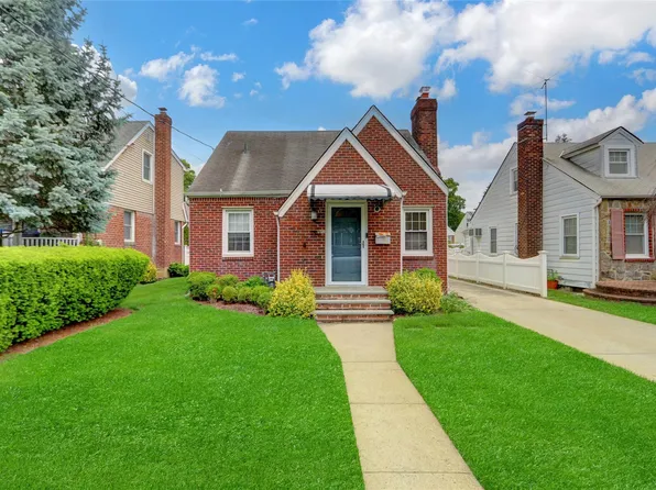 180 Beebe Road, Mineola, NY 11501
