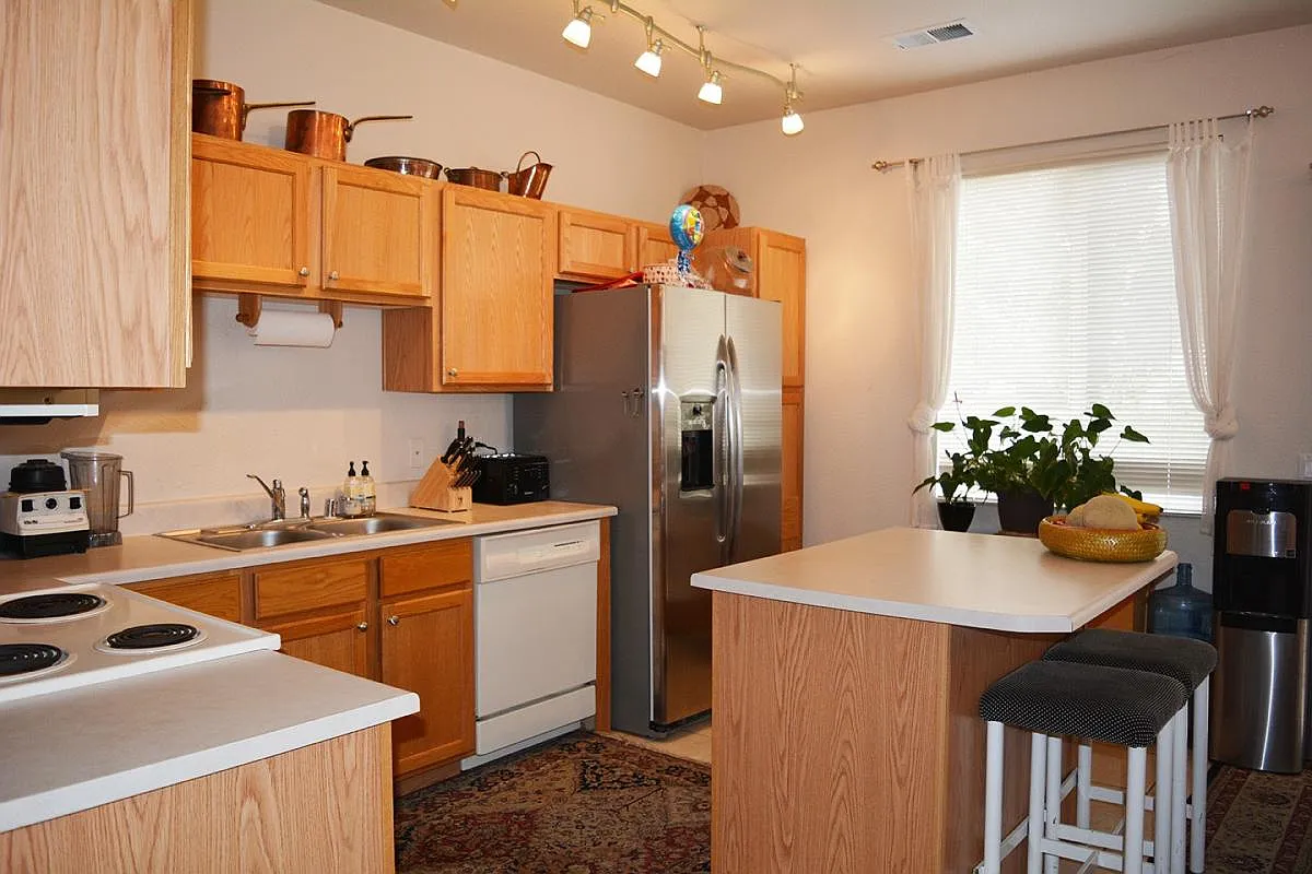 2 bed, 2.5 bath, 1350 sqft, $1,975 — Photo 3