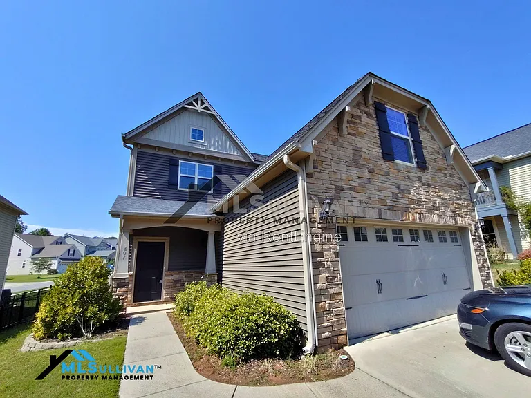 207 Maple Walk St — Photo 3
