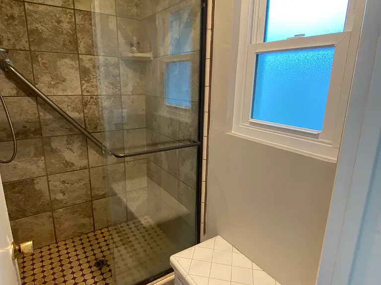 1552 Densmore St — Photo 5