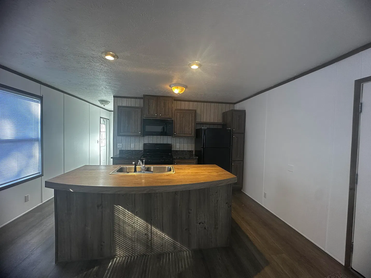 3 bed, 1200 sqft, $1,099 — Photo 1