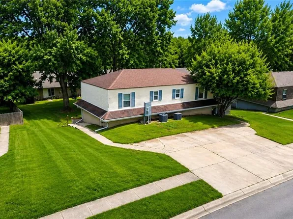 717 NE Ball Dr, Lees Summit, MO 64086