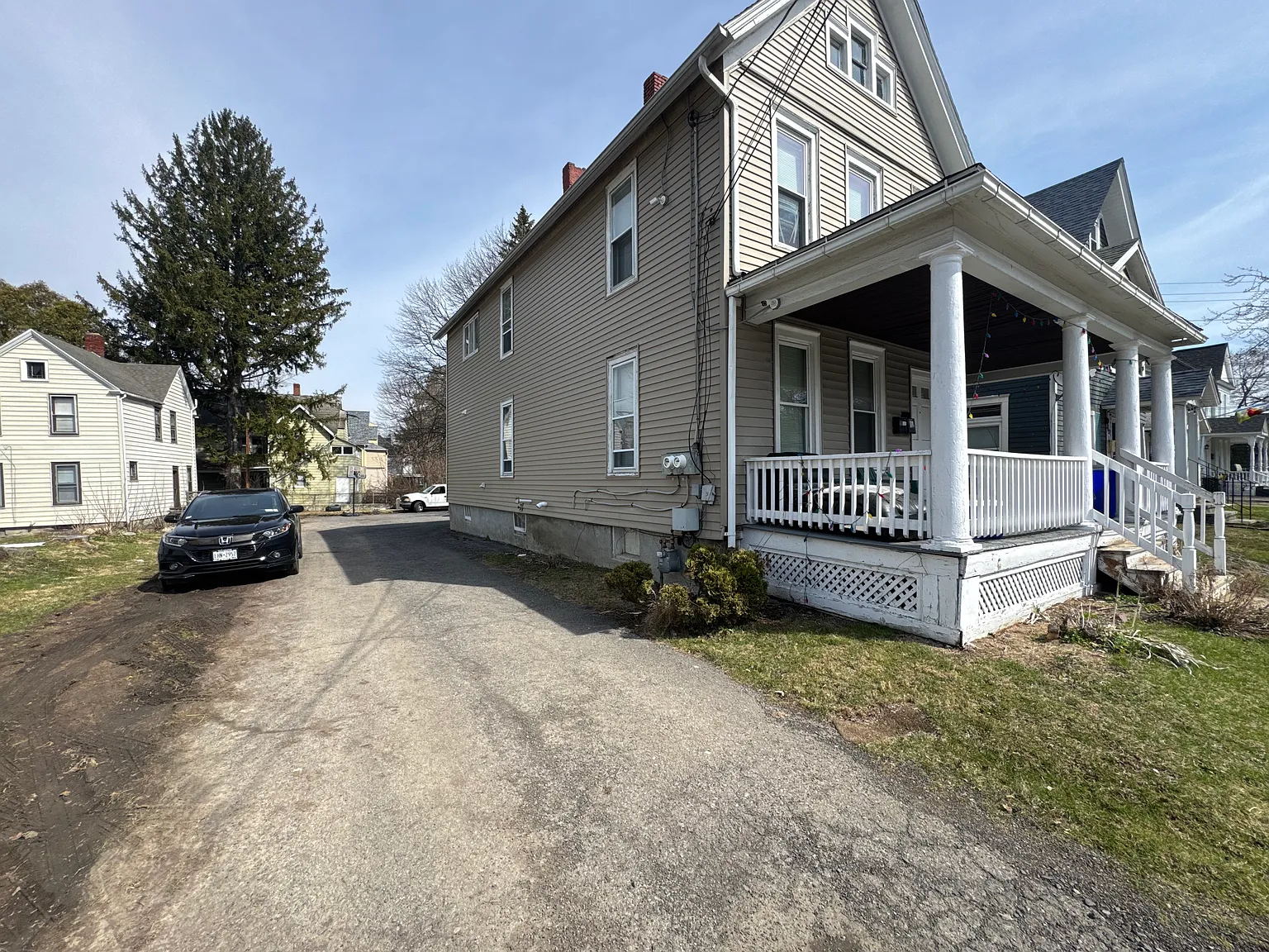 6 bed, 2772 sqft, $3,000 — Photo 2