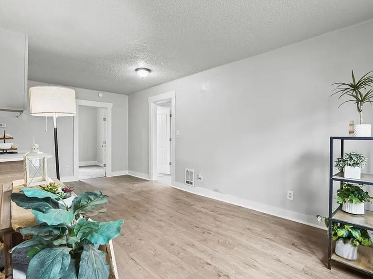 724 15th Ave S — Photo 3