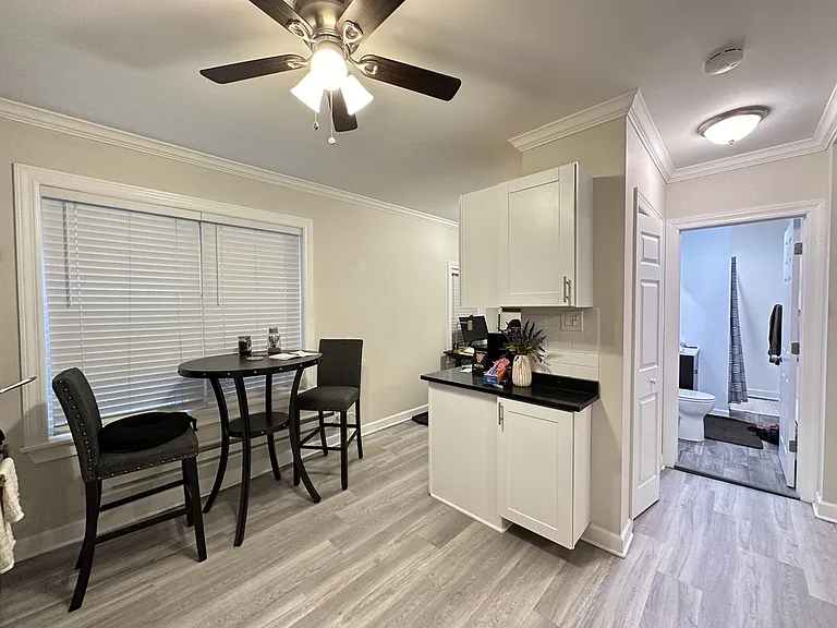 839 W Cornelia Ave #S2 — Photo 4