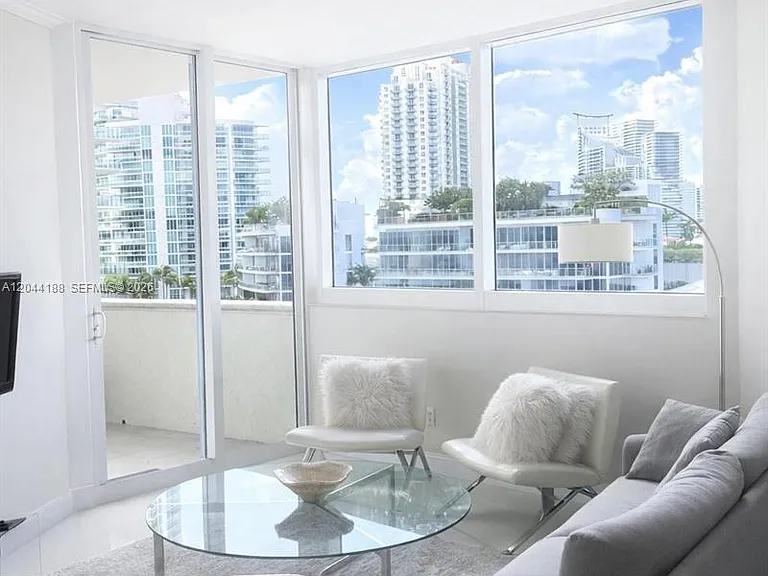 300 S Pointe Dr #706 — Photo 5