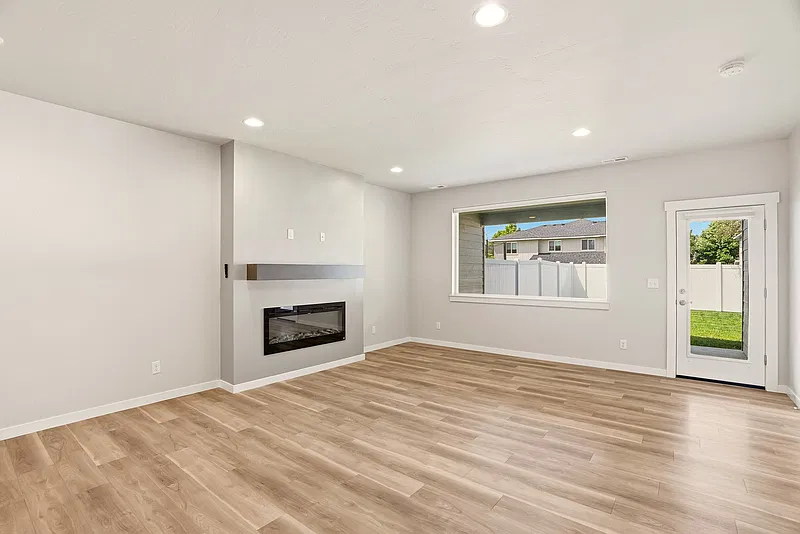 3 bed, 2.0 bath, 1638 sqft, $2,350 — Photo 4