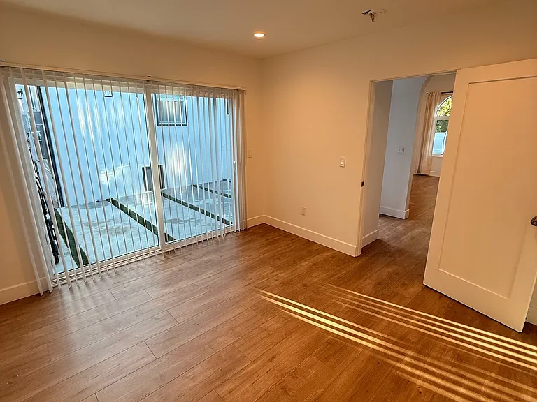 1332 S Burnside Ave — Photo 9