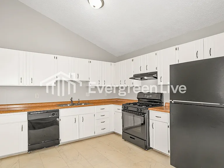 63 Oakridge West Dr — Photo 5