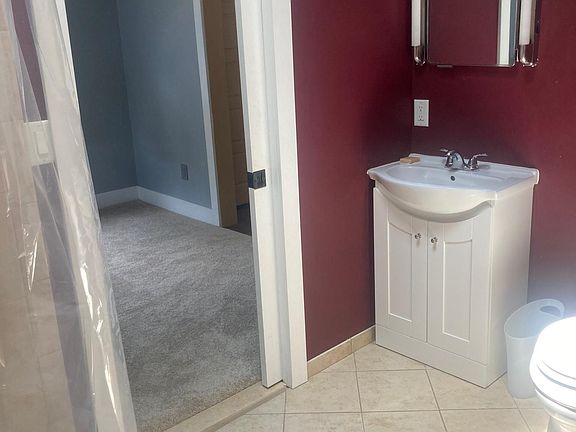 bathroom w/neoangle shower