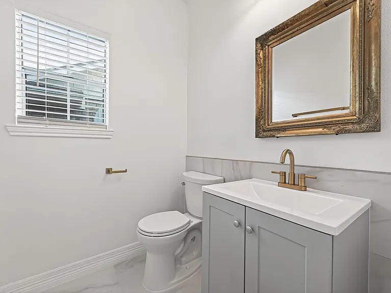 2431 Parkwood Ln — Photo 12