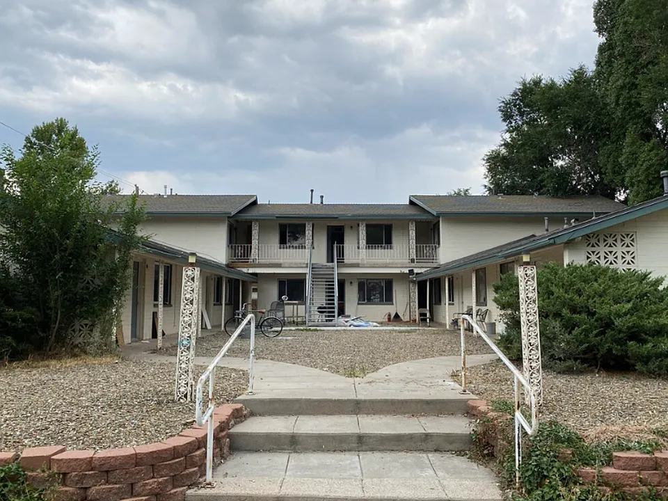 220 W Cherry Ave