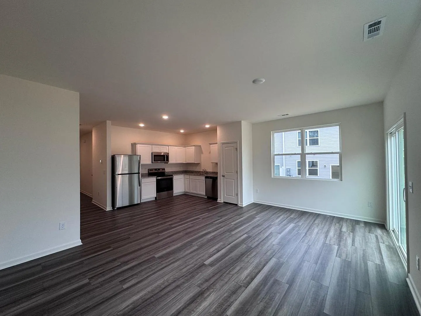 3 bed, 2.5 bath, 1400 sqft, $1,945 — Photo 3