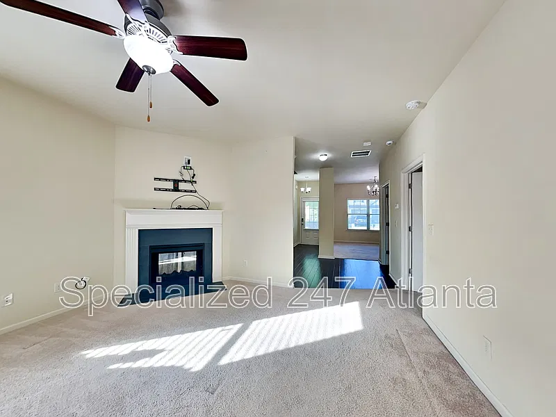 4 bed, 3.5 bath, 2424 sqft, $2,345 — Photo 3