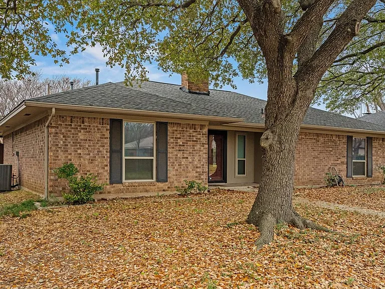 311 Gwendola Dr — Photo 3
