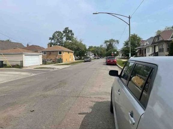Exterior Neighborhood (street photo)