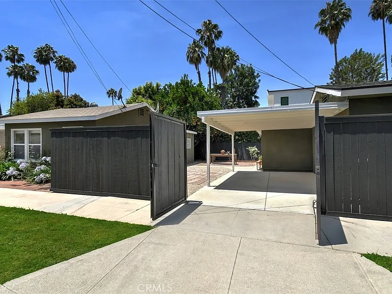 13902 Calvert St — Photo 31