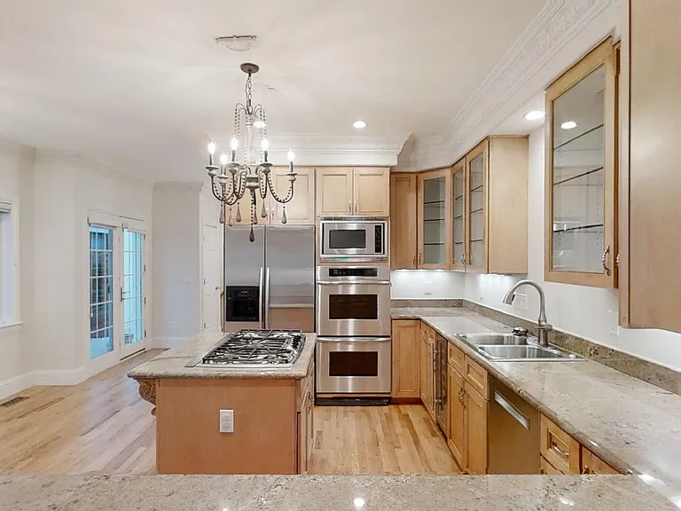 545 Monroe St — Photo 9