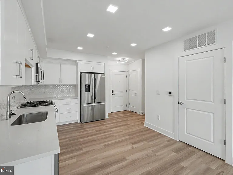 701 N Henry St #206 — Photo 26