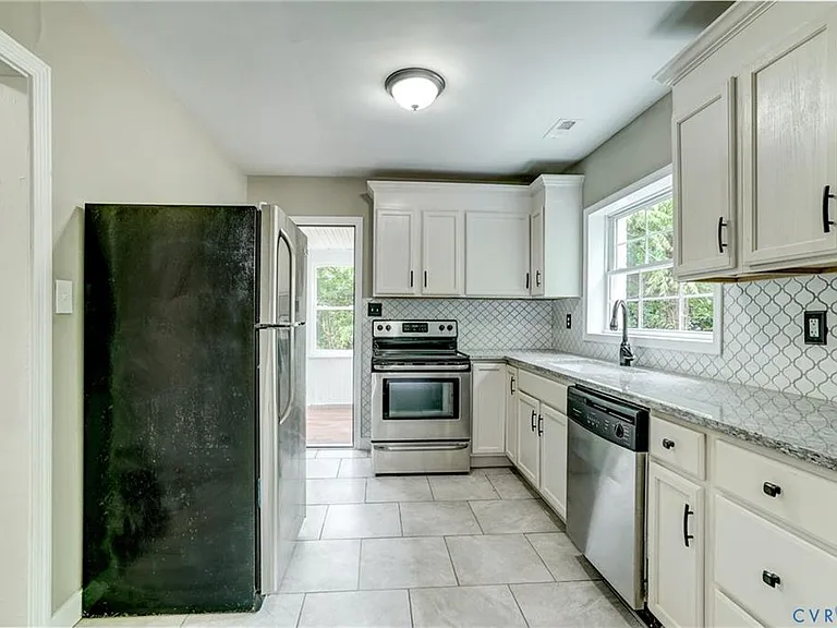 Beautifully renovated kitchen with many high end finishes!