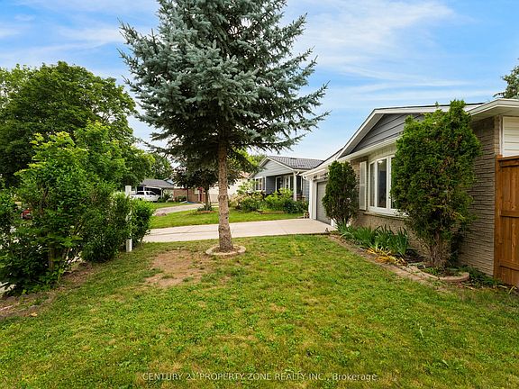 3rd image of 102 Hickory Heights Cres
