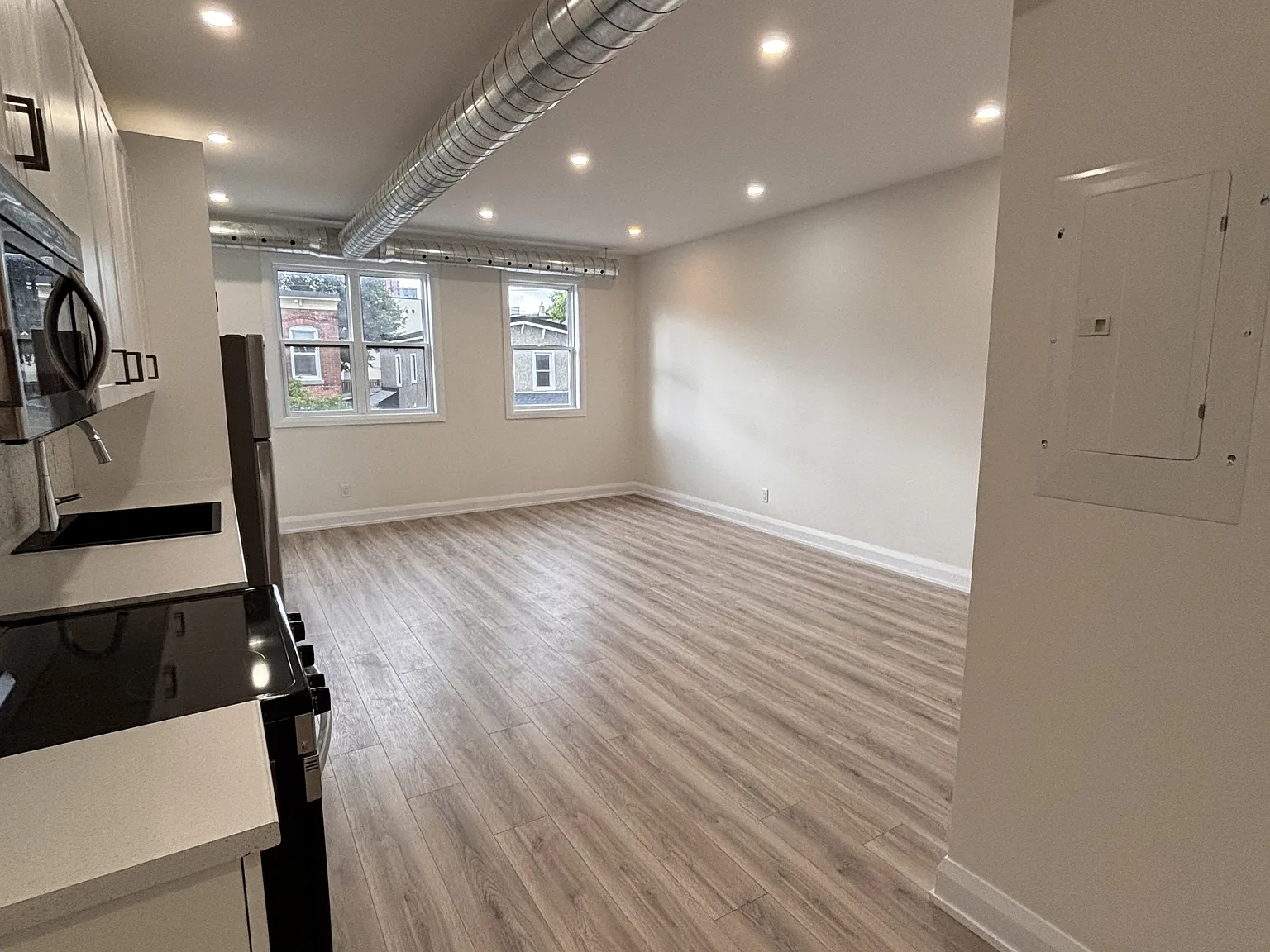 Studio, 1.0 bath, 700 sqft, $1,600 — Photo 3