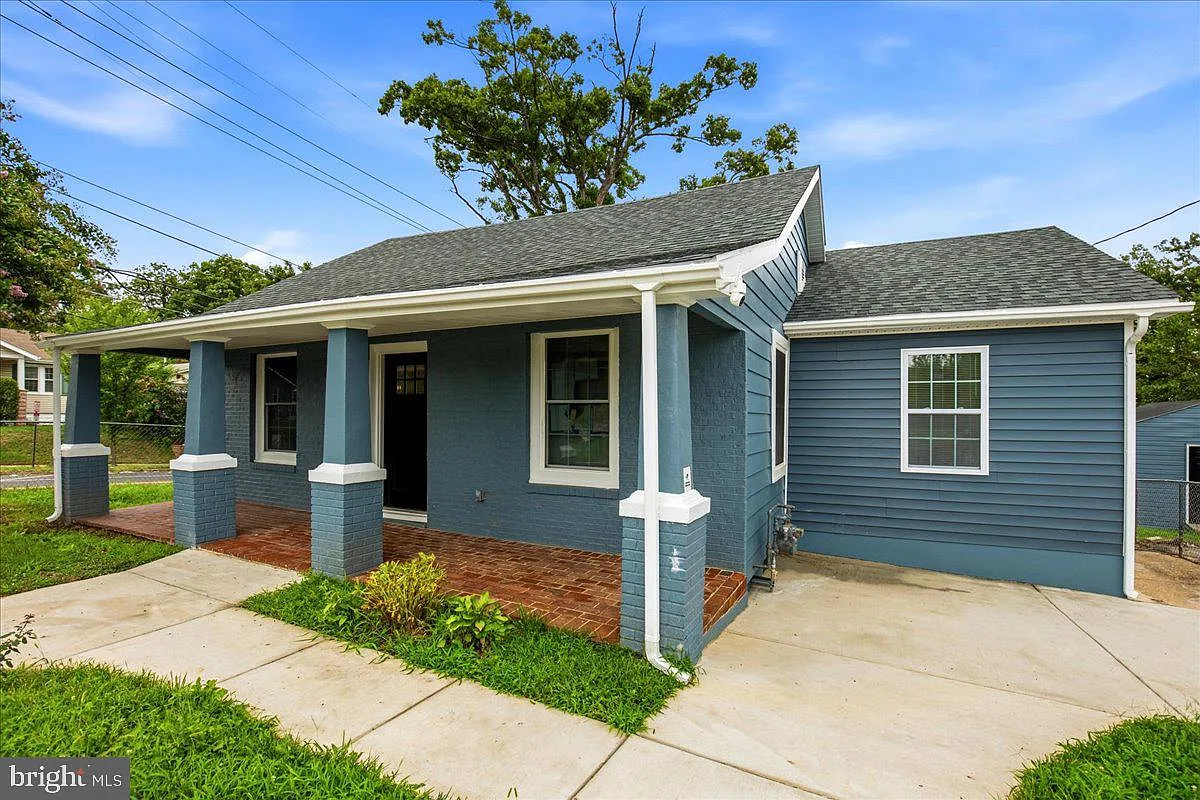 4 bed, 2.0 bath, 1365 sqft, $3,000 — Photo 2