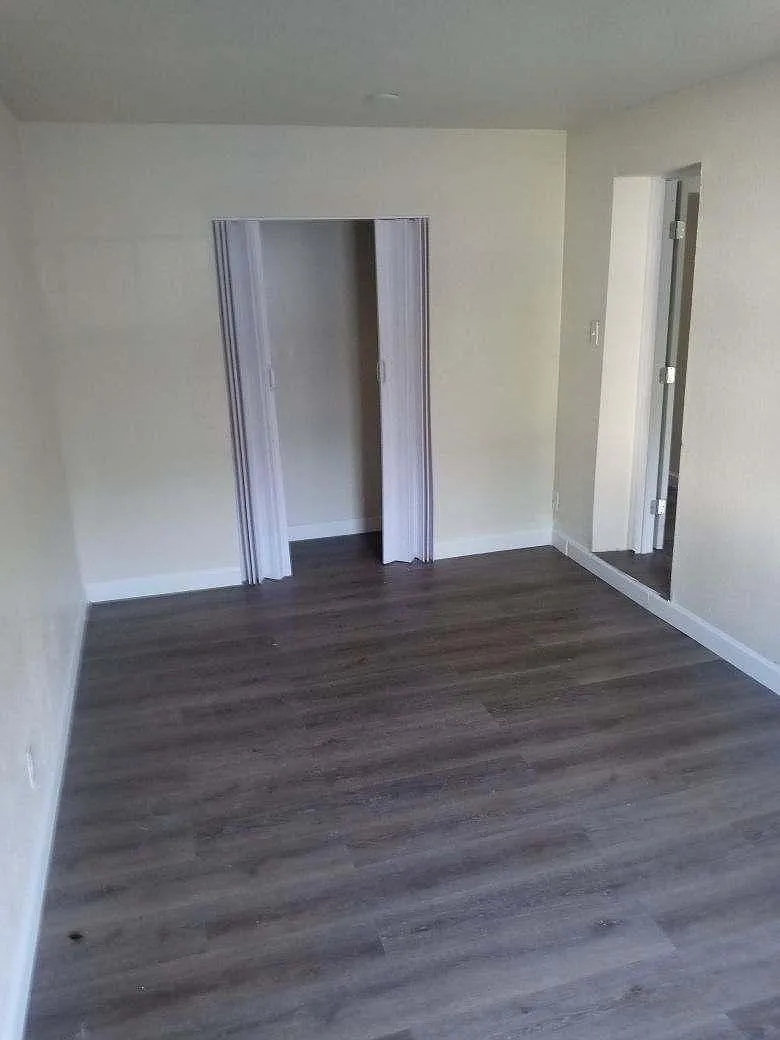 1553 W 22nd St — Photo 3