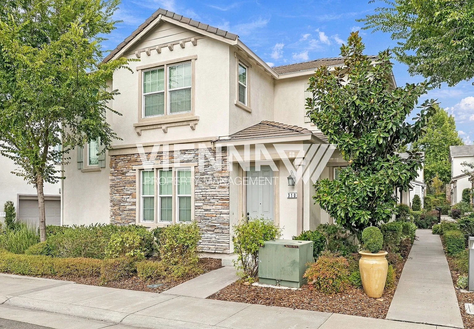 3 bed, 2.5 bath, 1616 sqft, $2,900 — Photo 2